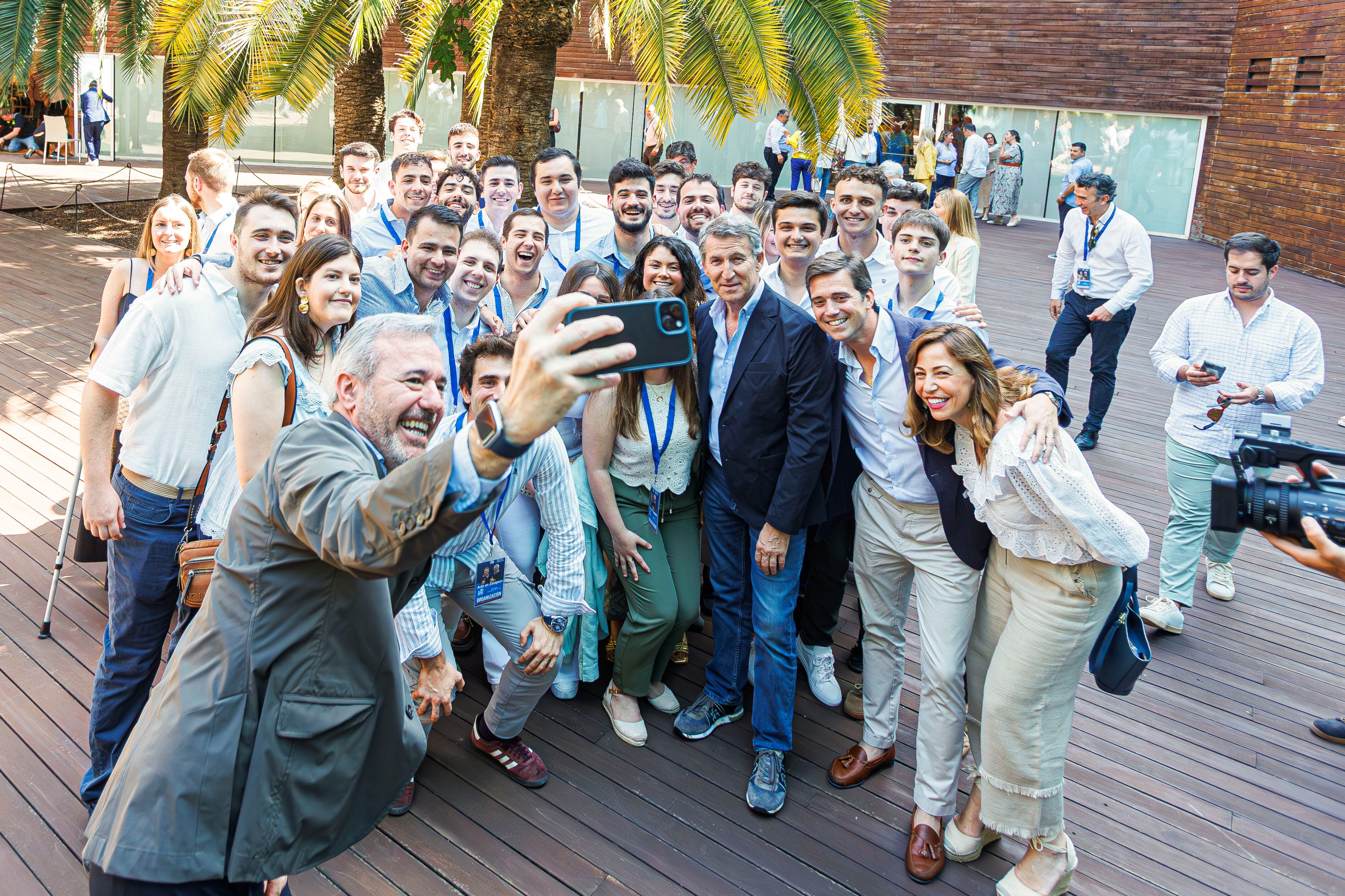 ZARAGOZA 31/05/2025.- El presidente del PP, Alberto Núñez Feijóo (c), y el presidente de Aragón, Jorge Azcón (i), posan para una foto junto a un grupo de miembros de las juventudes del partido mientras asisten a un acto político este sábado en Zaragoza. EFE/ Javier Belver
