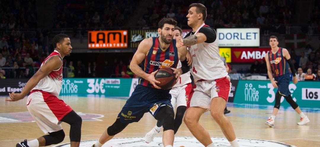 Shengelia (Baskonia) intenta penetrar a canasta ante la oposición de Bobrov (Fuenlabrada)