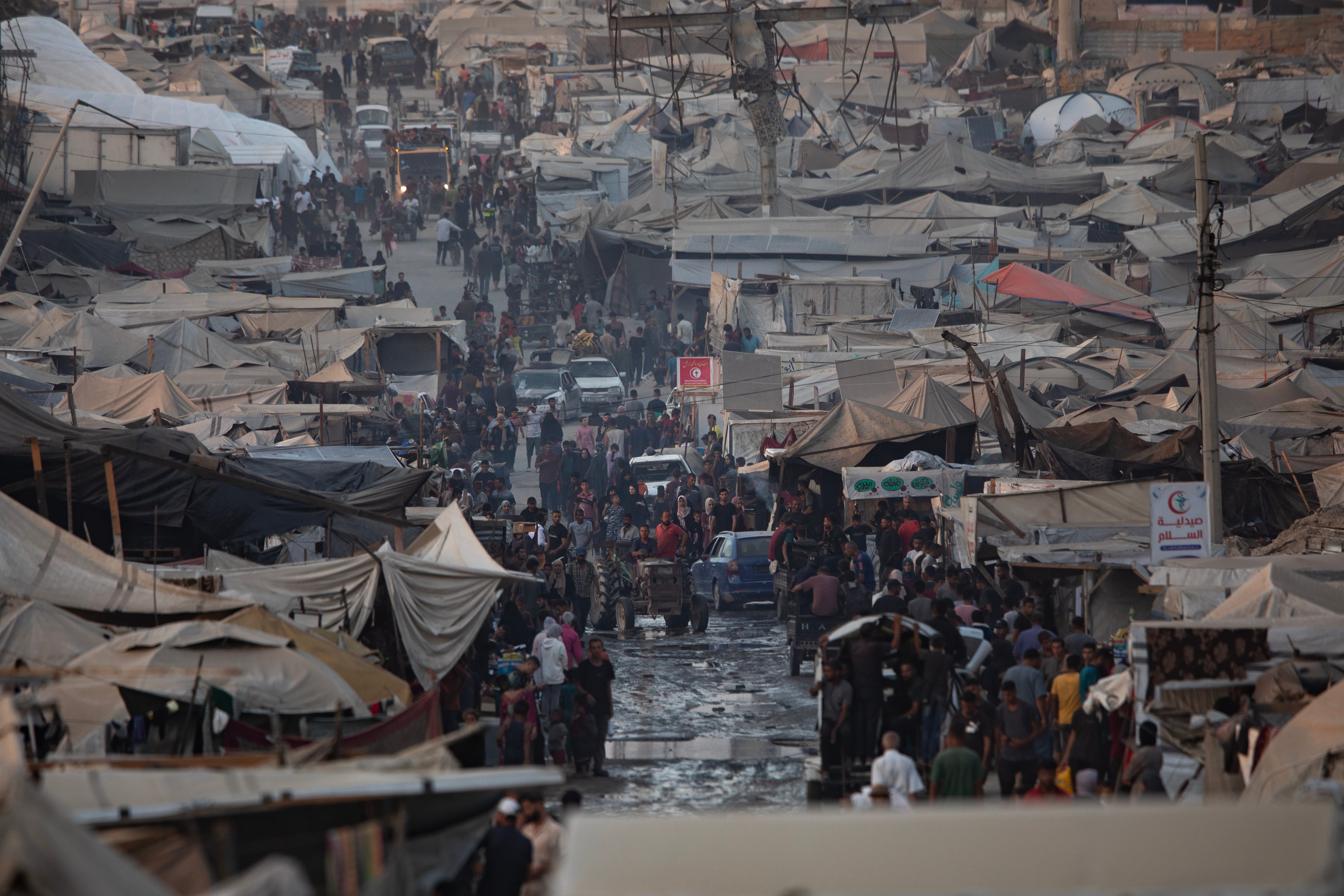 Palestinos desplazados del norte de la Franja de Gaza huyen con sus pertenencias a un campo de desplazados situado en la calle Al-Rasheed, al oeste de la ciudad de Gaza, el 2 de septiembre de 2025 (publicado el 3 de septiembre de 2025)