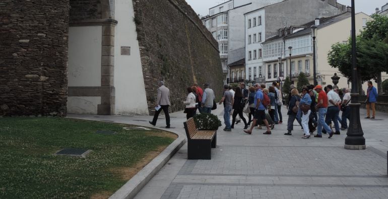 Visitantes entrando a la Muralla de Lugo