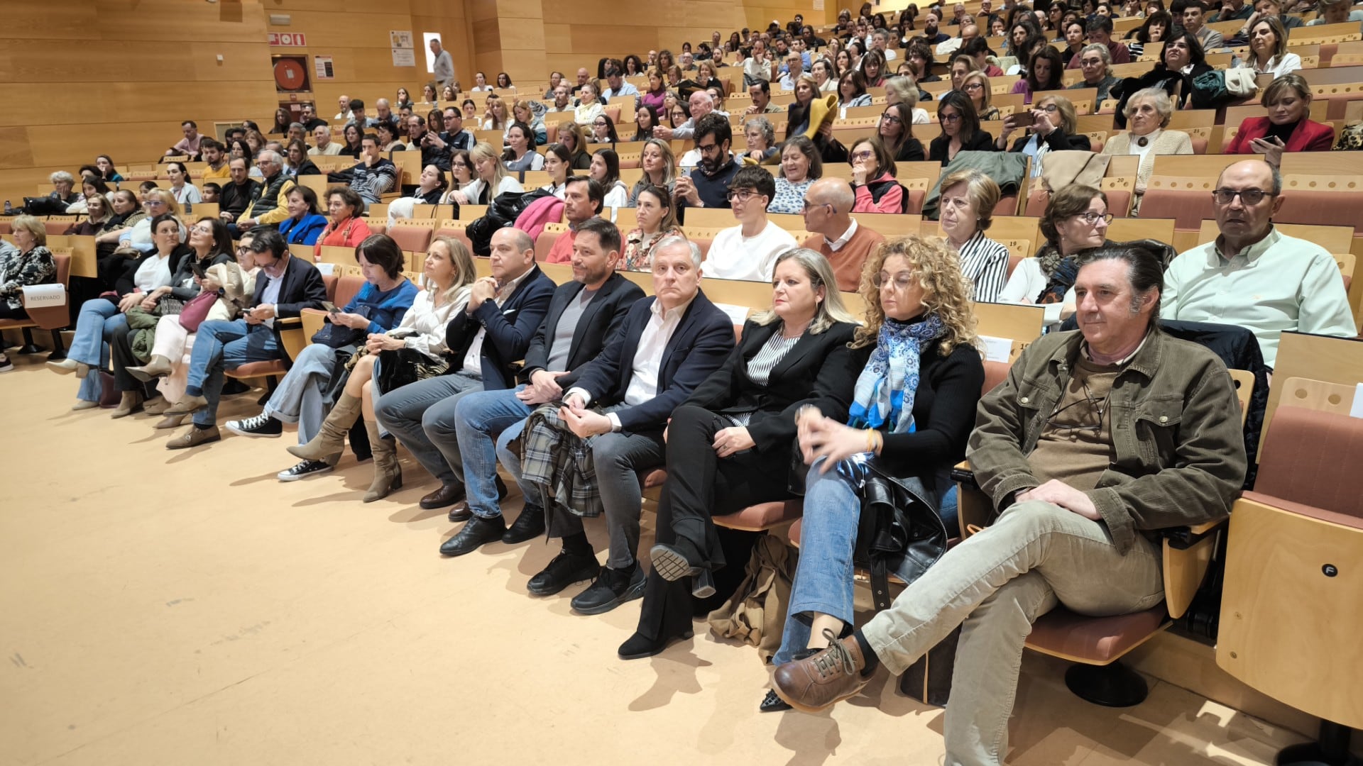 Autoridades en la conferencia de Emilio Calatayud