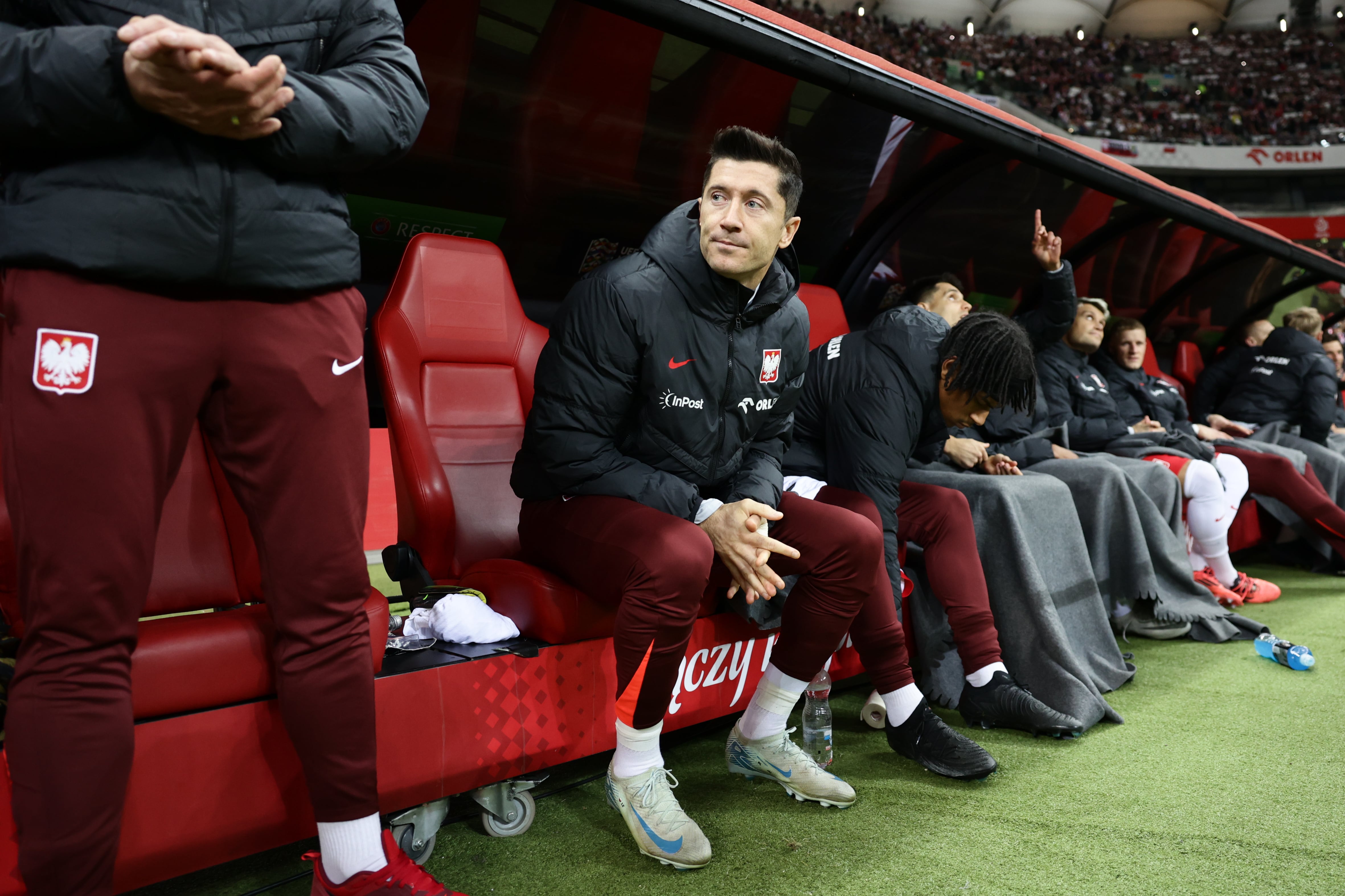 Robert Lewandowski, en el banquillo de Polonia. (Jakub Porzycki/NurPhoto via Getty Images)