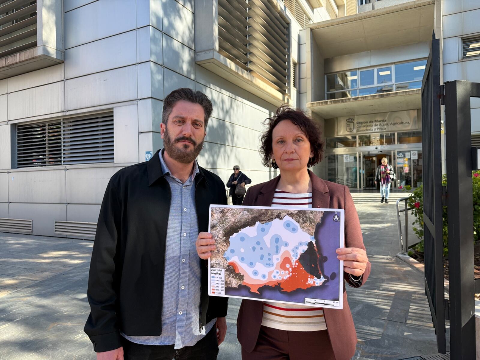 Víctor Egío y María Marín, muestran un mapa sobre la situación de los suelos en el Campo de Cartagena