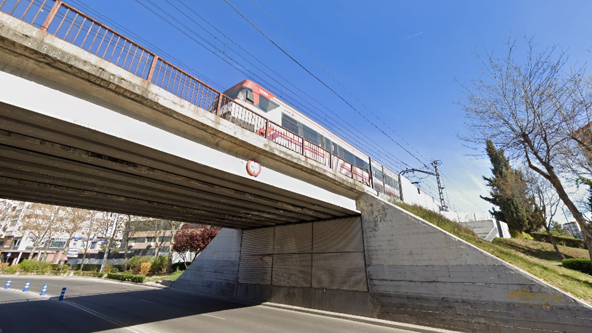 Un tren de Cercanías de la C-5 a su paso sobre la avenida de España en Fuenlabrada