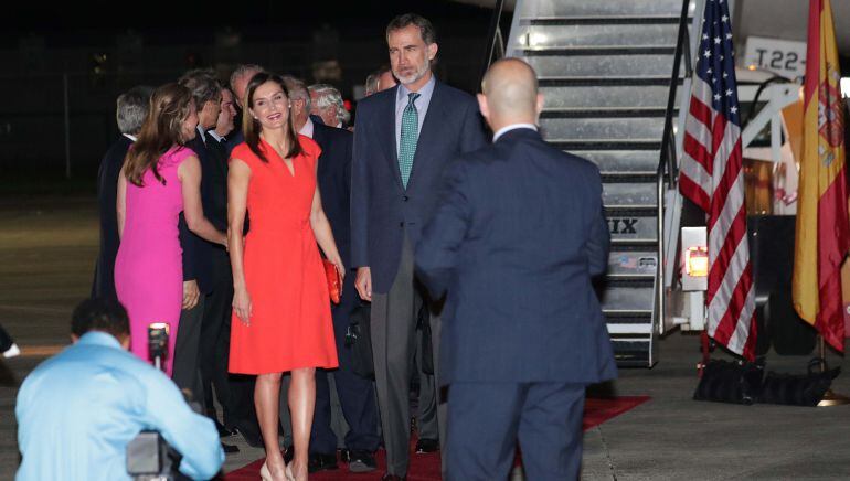 Los Reyes de España, Felipeb y Letizia posan a su llegada al aeropuerto internacional de Nueva Orleans (EEUU).