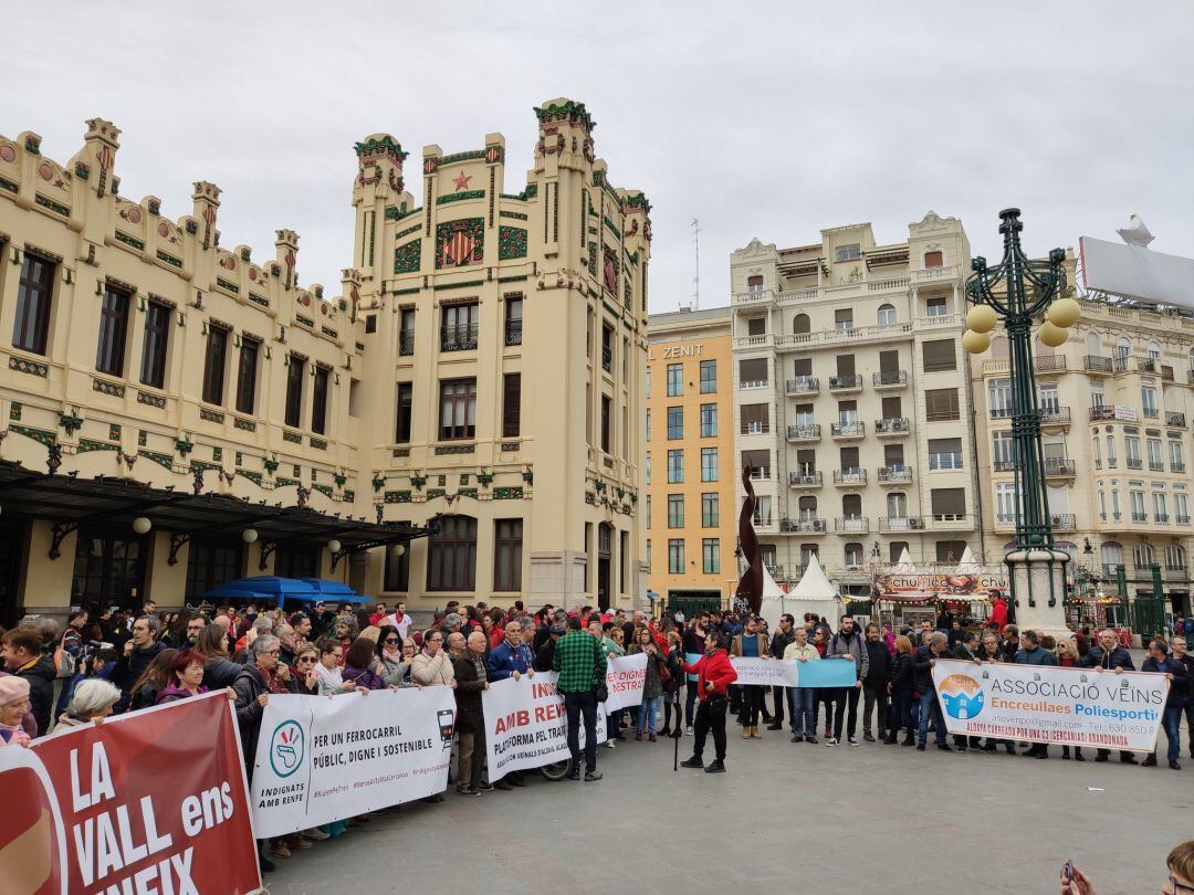 Decenas de personas se han concentrado este sábado a mediodía en la Estación del Norte de València para protestar por el mal servicio de las cercanías de Renfe en la Comunitat.