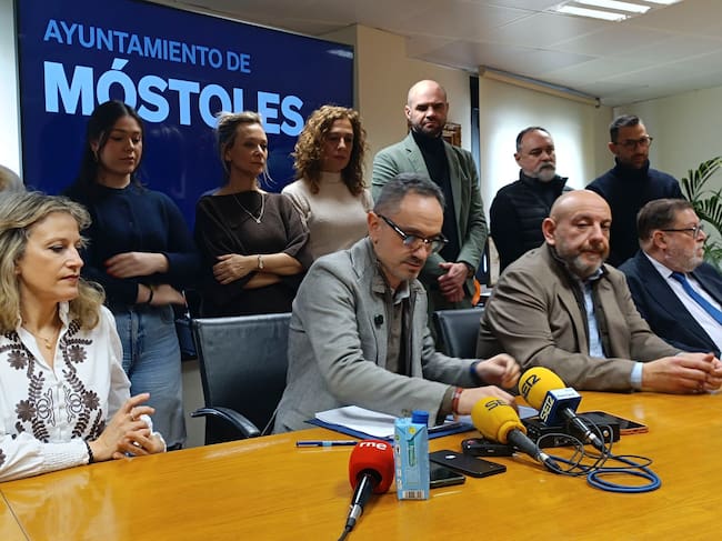 MÓSTOLES (MADRID), 05/02/2026.- El alcalde de Móstoles, Manuel Bautista (PP, 2i), ha descartado este jueves su dimisión, ha negado cualquier tipo de acoso sexual y laboral a la exconcejala del PP que le acusó y ha asegurado que en ningún momento su partido le reclamó dejar su cargo sino que, al contrario, le mostró su respaldo. EFE/ Rubén Sánchez