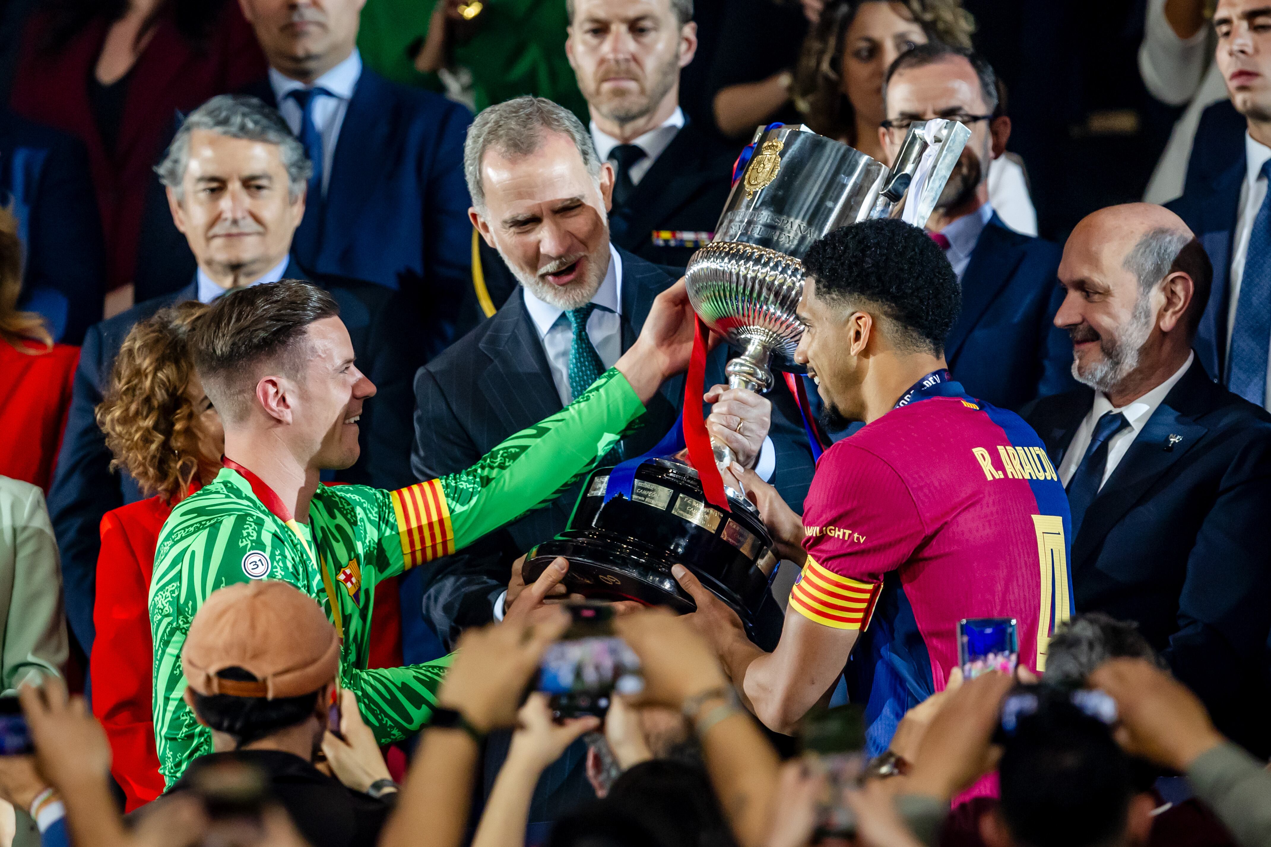 Ter Stegen y Araújo reciben la Copa del Rey tras la final de 2025