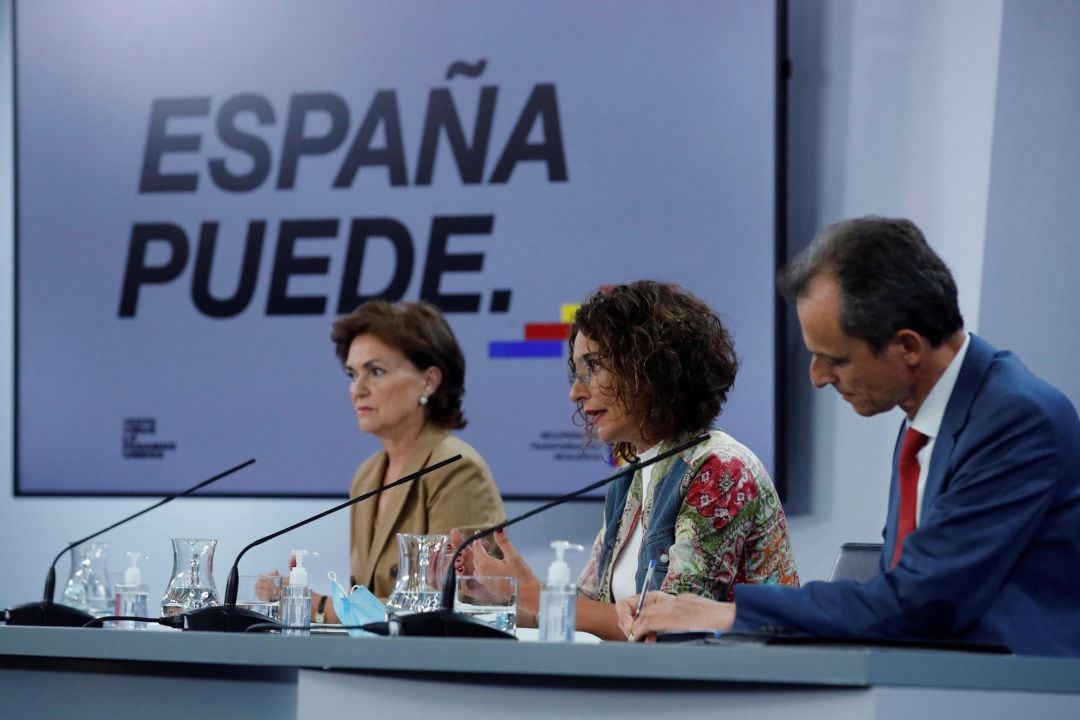 La vicepresidenta primera, Carmen Calvo (i), la ministra portavoz y ministra de Hacienda, María Jesús Montero (c), y el ministro de Ciencia e Innovación, Pedro Duque (d), durante la rueda de prensa tras la reunión del Consejo de Ministros