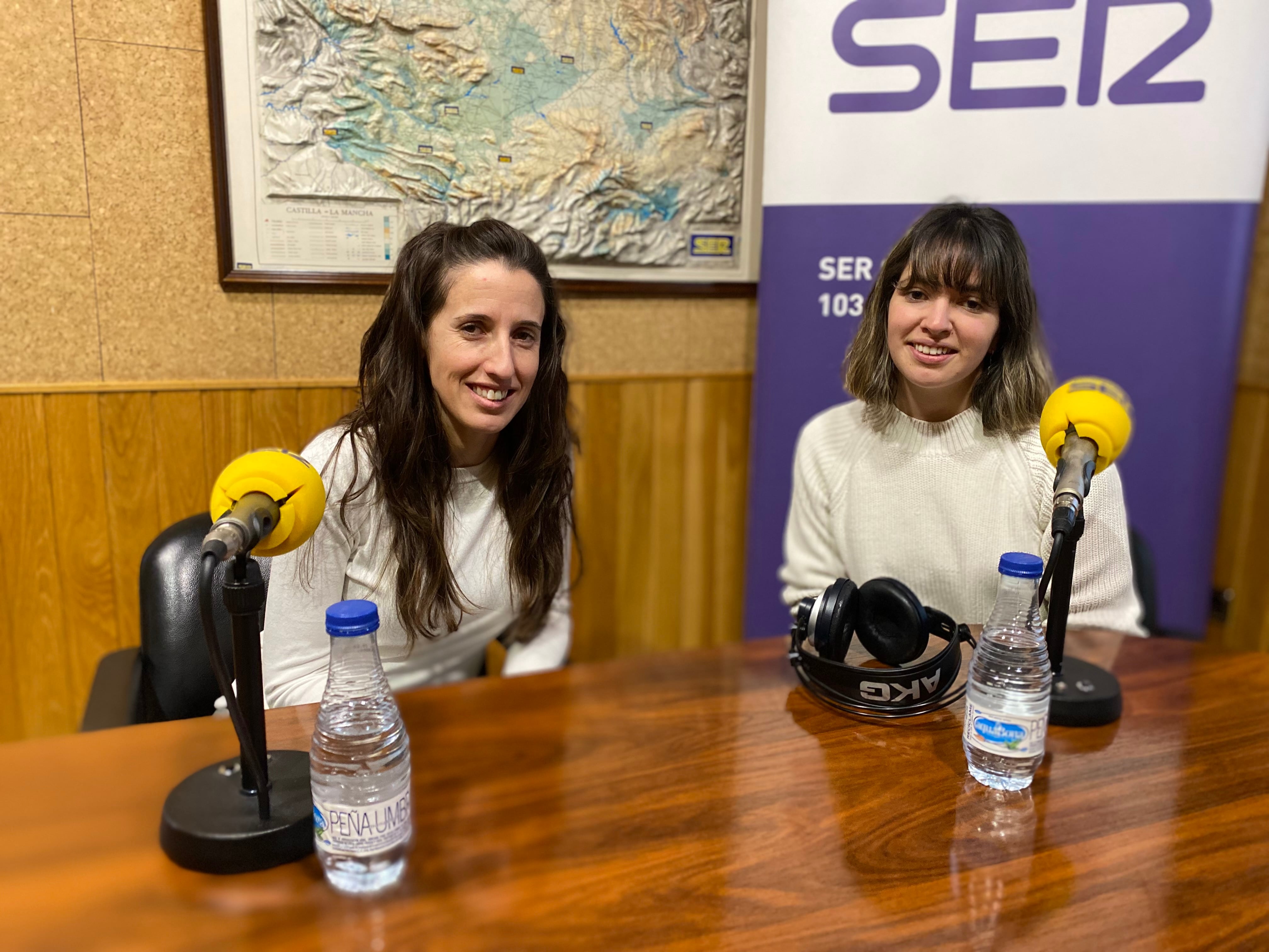 Beatriz Hernández, coordinadora de la Escuela de Salud de Hoy por Hoy Cuenca, y la neuropsicóloga Shara Langreo Ibáñez.