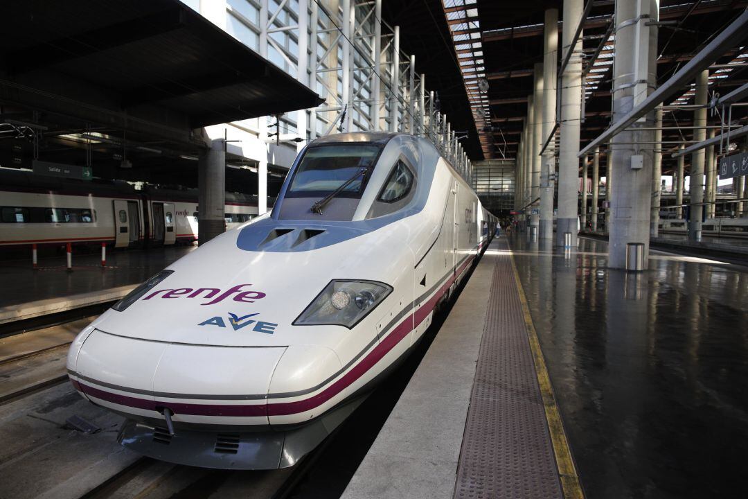 Imagen del tren de la nueva línea AVE que une Madrid, Antequera y Granada durante su inauguración en Puerta de Atocha.