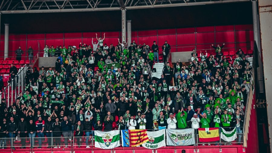 Aficionados del Elche CF en el sector de Afición Visitante del estadio del Almería