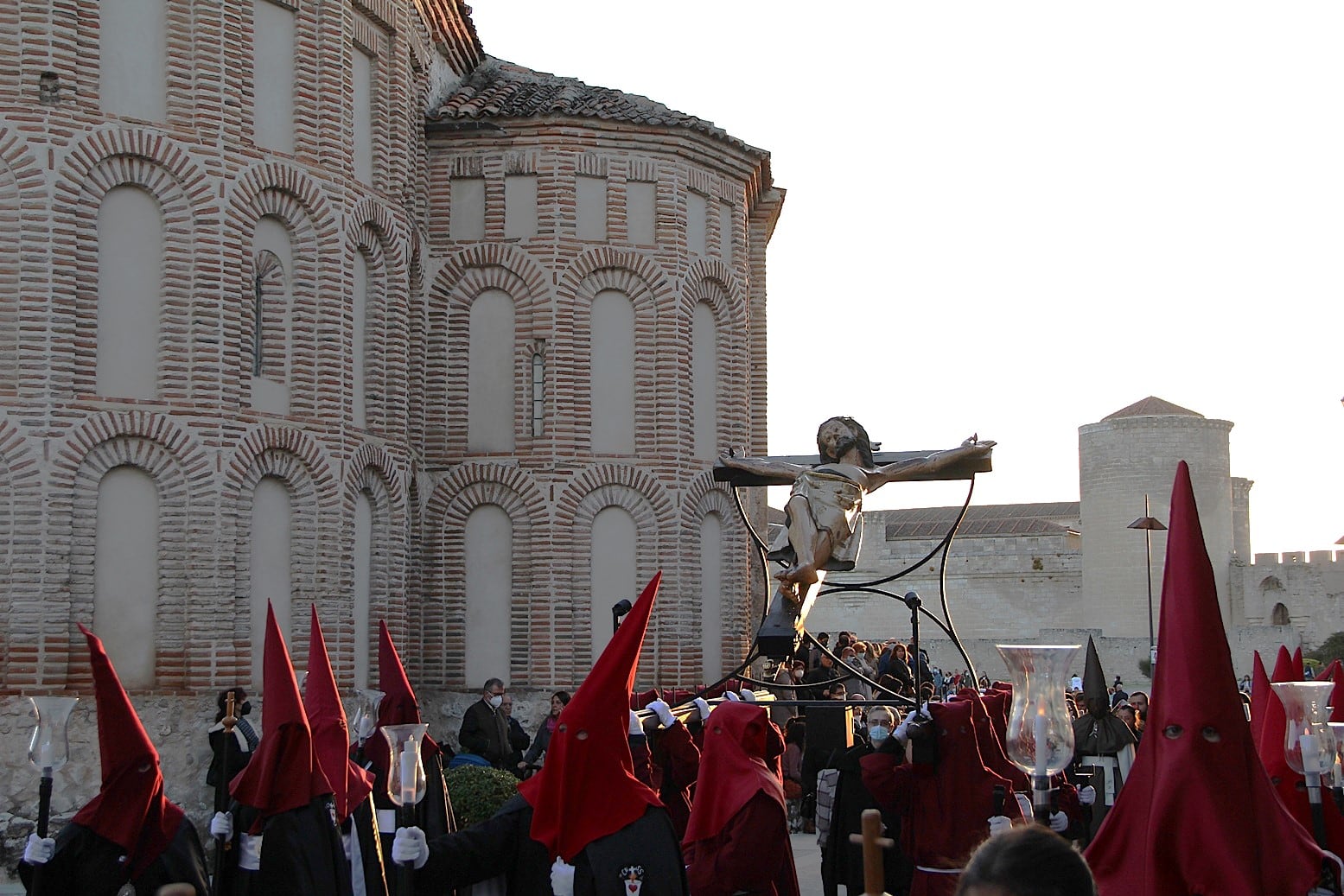 Cristo de San Gil de Cuéllar a su paso por la iglesia de San Martín