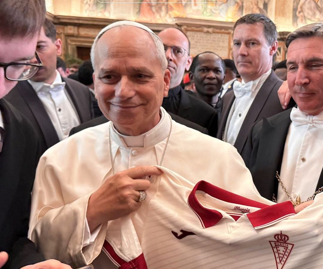 El Papa León XIV posa con una camiseta del Real Murcia