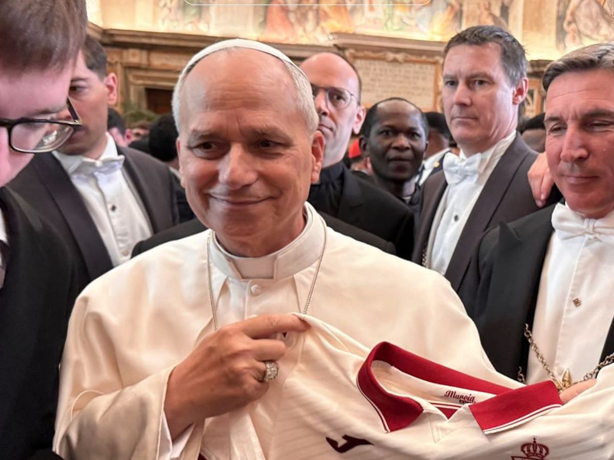El Papa León XIV posa con la camiseta del Real Murcia