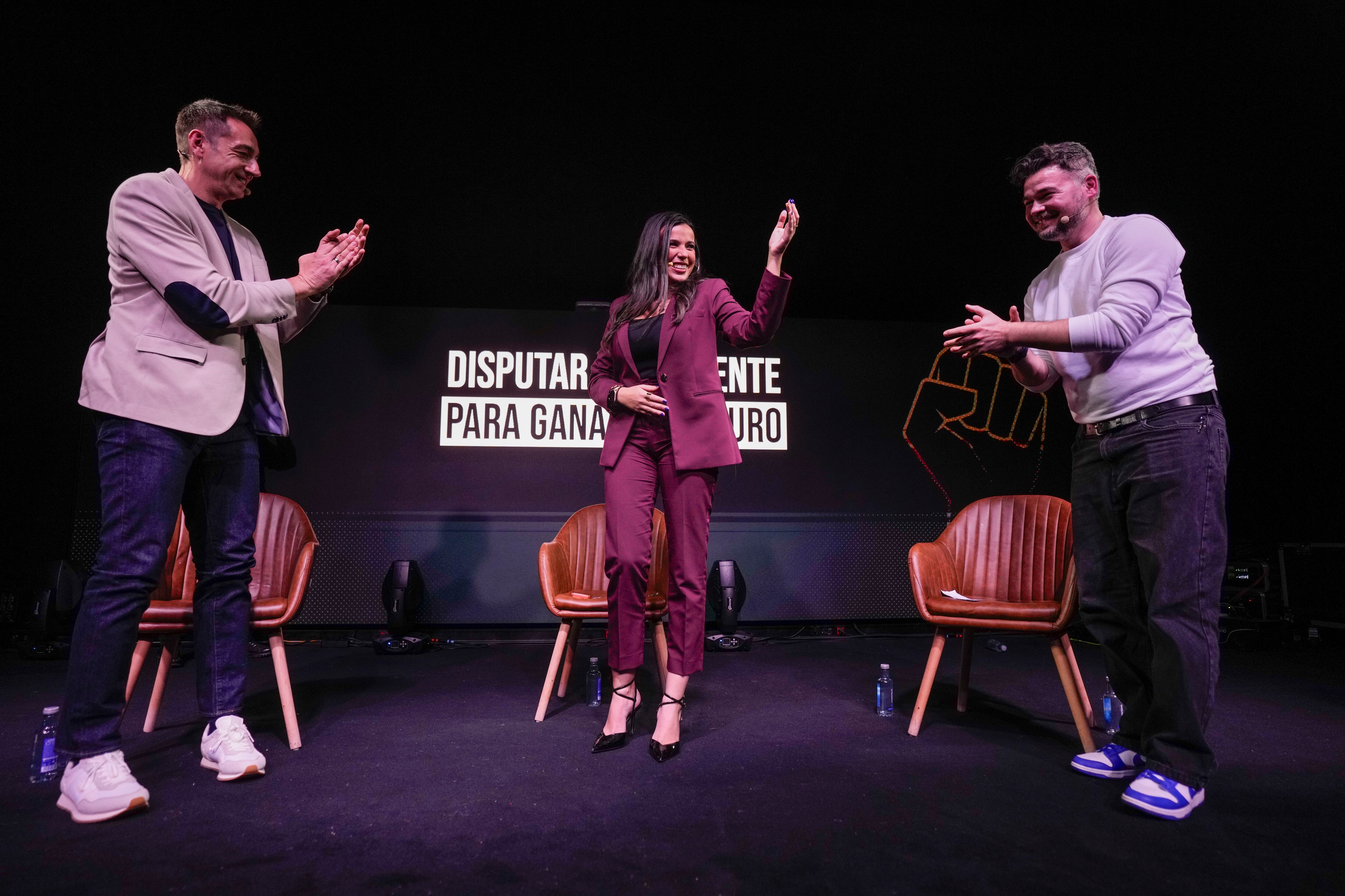 El portavoz de ERC en el Congreso, Gabriel Rufián, y el portavoz adjunto de Más Madrid en la Asamblea madrileña, Emilio Delgado (i), durante el acto conjunto celebrado este miércoles en Madrid sobre la unidad de la izquierda bajo el título 'Disputar el presente para ganar el futuro'. En la foto, junto a la periodista Sarah Santaolalla (c). EFE/Borja Sánchez-Trillo