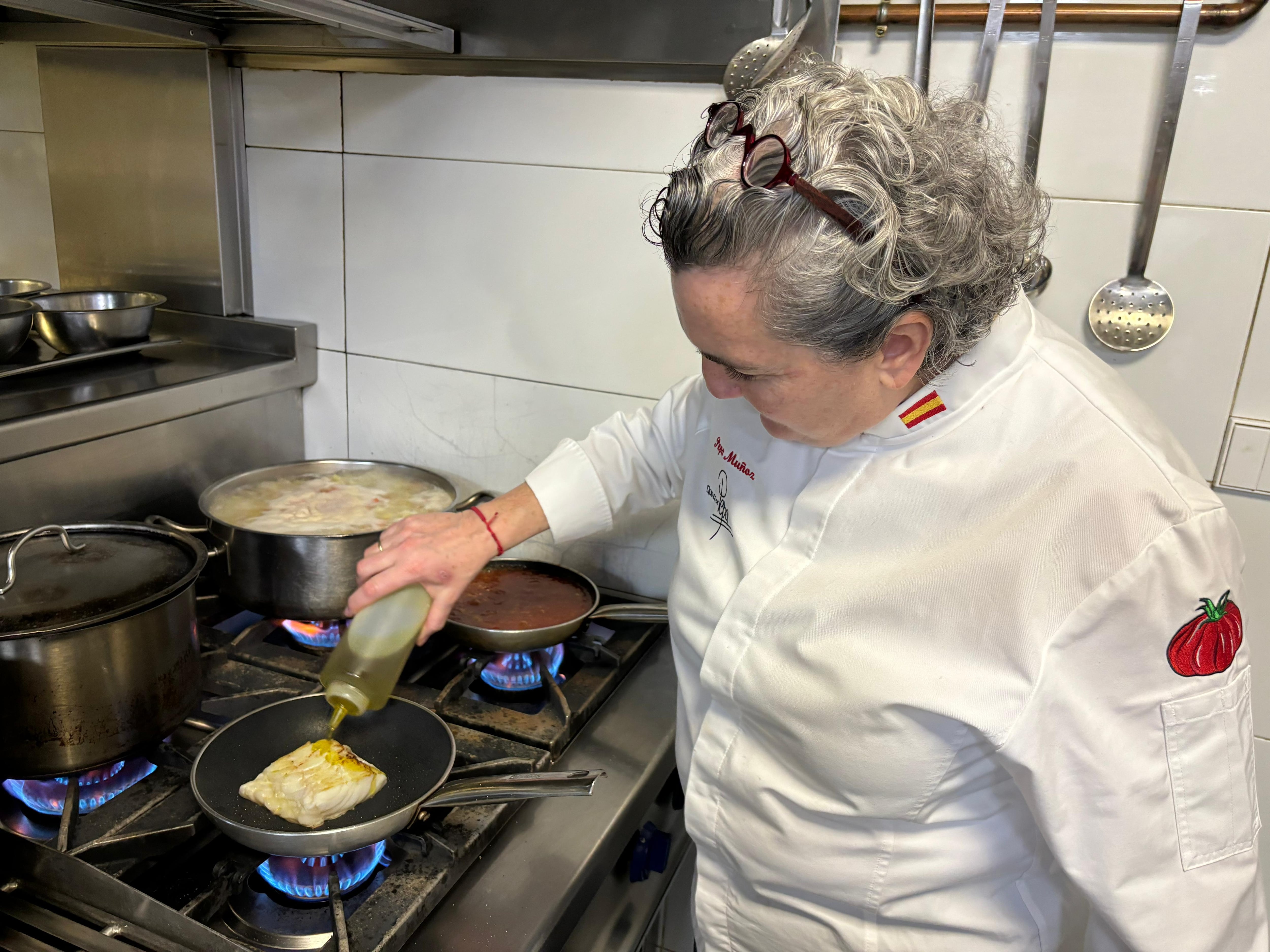 La chef Pepa Muñoz prepara skrei en su restaurante &#039;El Qüenco de Pepa&#039;, en Madrid.