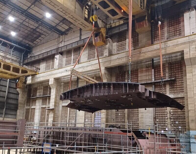 En el taller de prefabricado se han unido los dos subbloques (foto: Navantia)