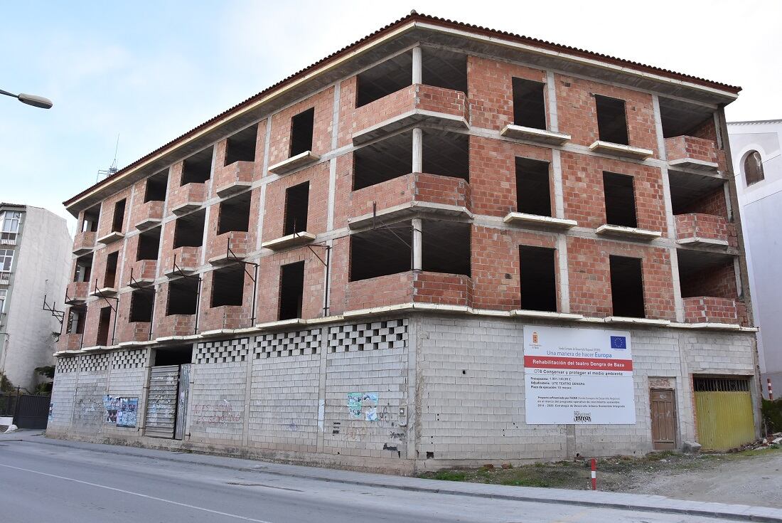 Edificio inacabado pendiente de demolición a las espaldas del Teatro Dengra de Baza