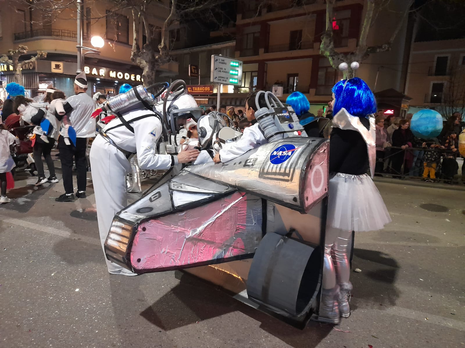 Desfile de Carnaval en Aranda 2023, AMPA Colegio Simón de Colonia disfraz El mundo del espacio