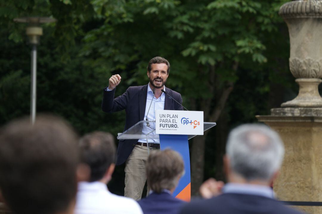 El presidente del Partido Popular, Pablo Casado, durante la clausura del acto de cierre de campaña en el quiosco de la Florida, en Vitoria.