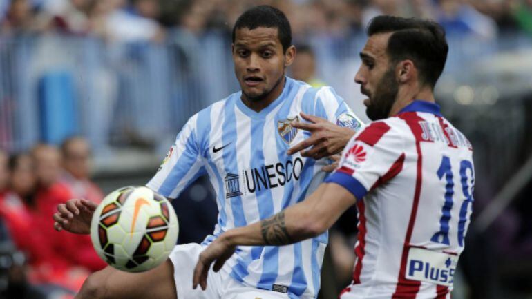 Roberto Rosales, en una jugada con su ex compañero Jesús Gámez