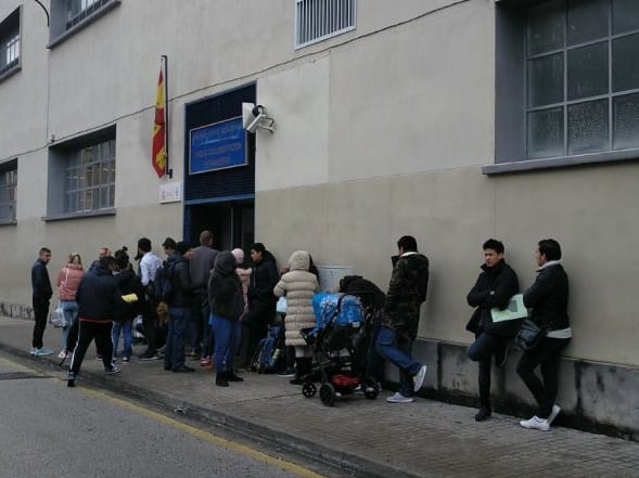 Colas ante una oficina de extranjería en Zaragoza