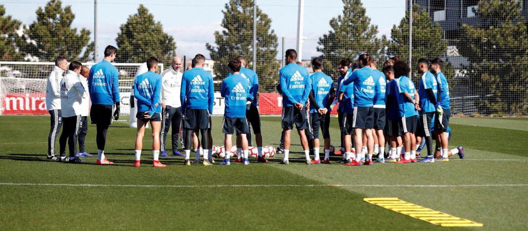 Zidane y los jugadores, durante el entrenamiento. 