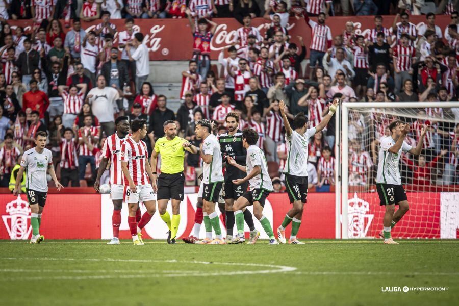 Los jugadores del Racing, protestando a Orellana Cid la última acción.