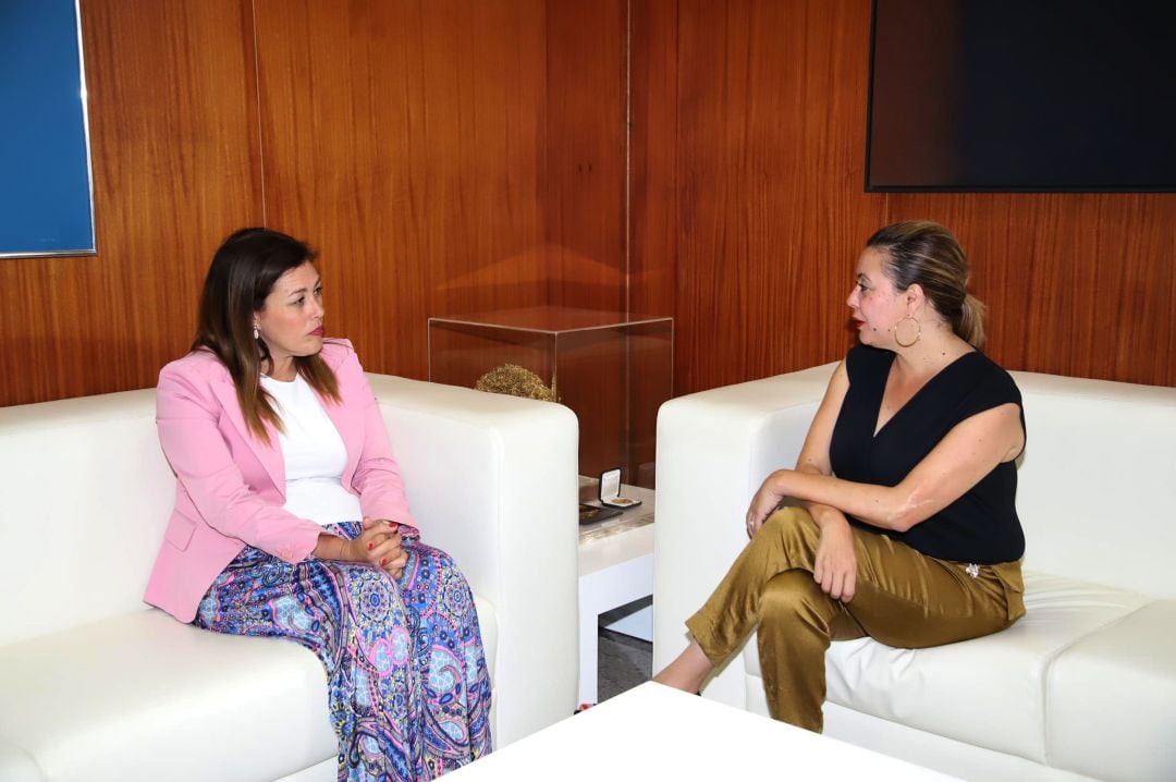 Ástrid Pérez, alcaldesa de Arrecife, y María Dolores Corujo, presidenta del Cabildo de Lanzarote.