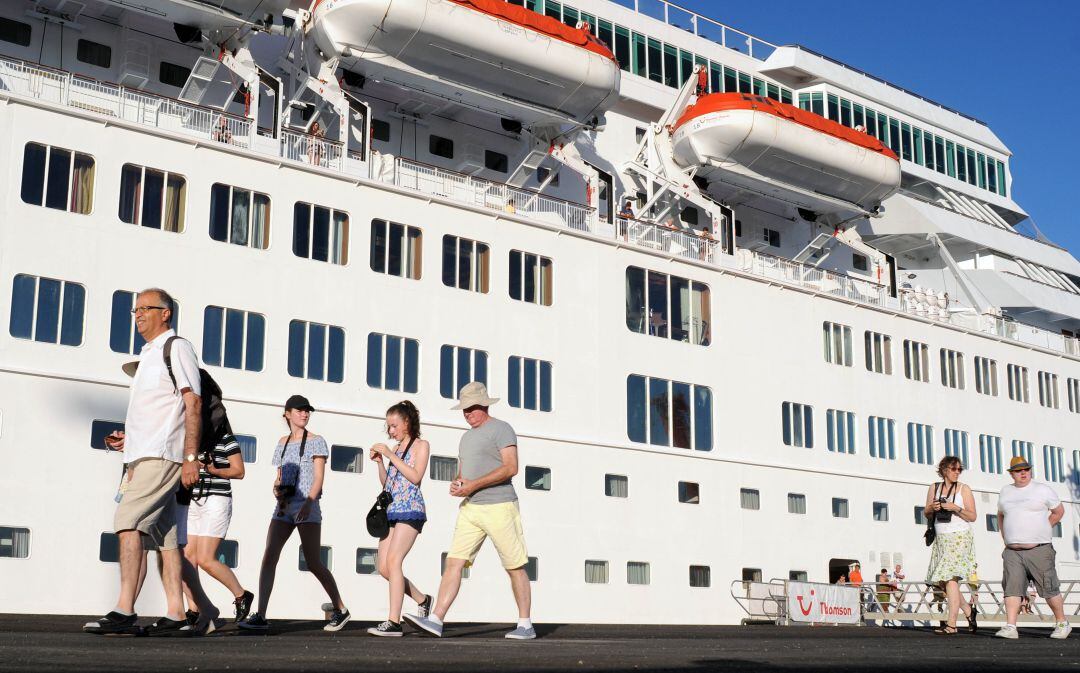 Crucero atracado en el Muelle Sur (Archivo) 