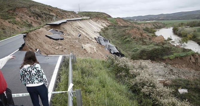 Vista del tramo de más de 25 metros de la carretera NA-6100, entre las localidades de Miranda de Arga y Falces, que se ha hundido a causa de un desprendimiento.