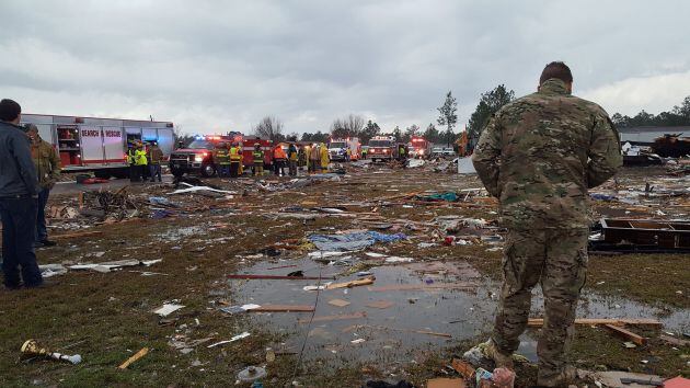 La Fuerza Aréa revisa los escombros que dejo la fuerte tormenta