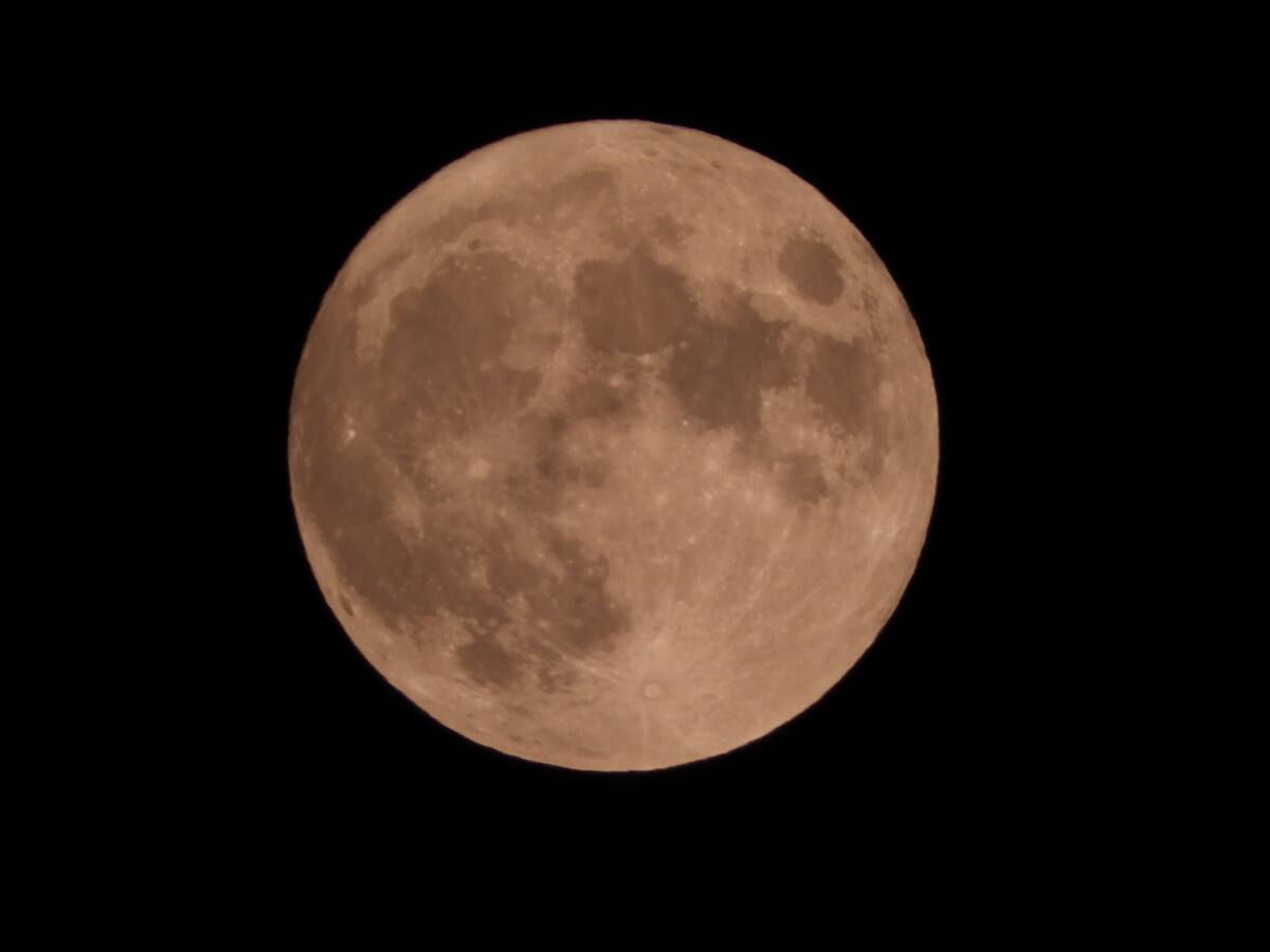 Llega la luna del 'Cazador' con eclipse incluido: cuándo y donde se podrá ver en España