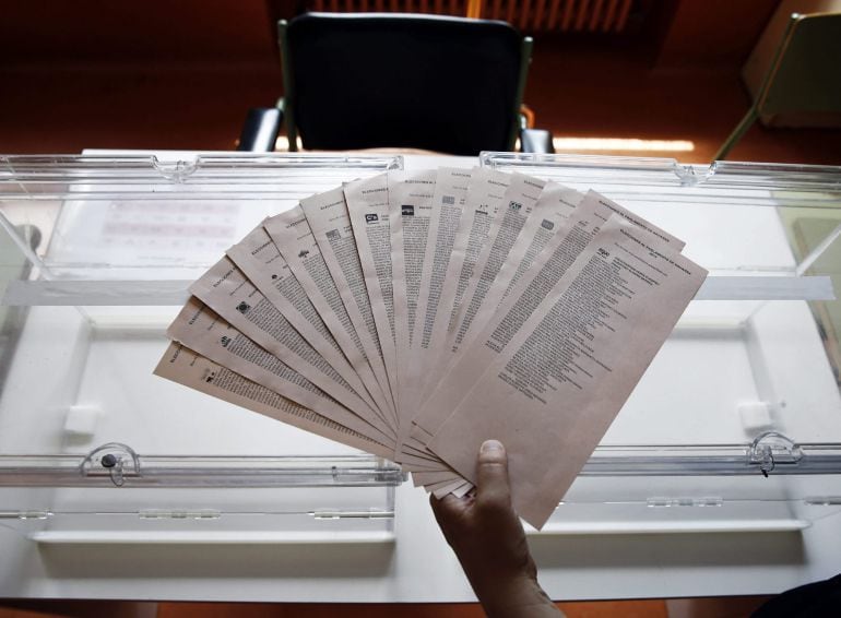 GRA292. PAMPLONA (NAVARRA), 22/05/2015.- Una persona muestra las catorce papeletas de las correspondientes formaciones políticas a las que los ciudadanos navarros podran votar este próximo domingo. En esta jornada, en la que los partidos políticos ultiman