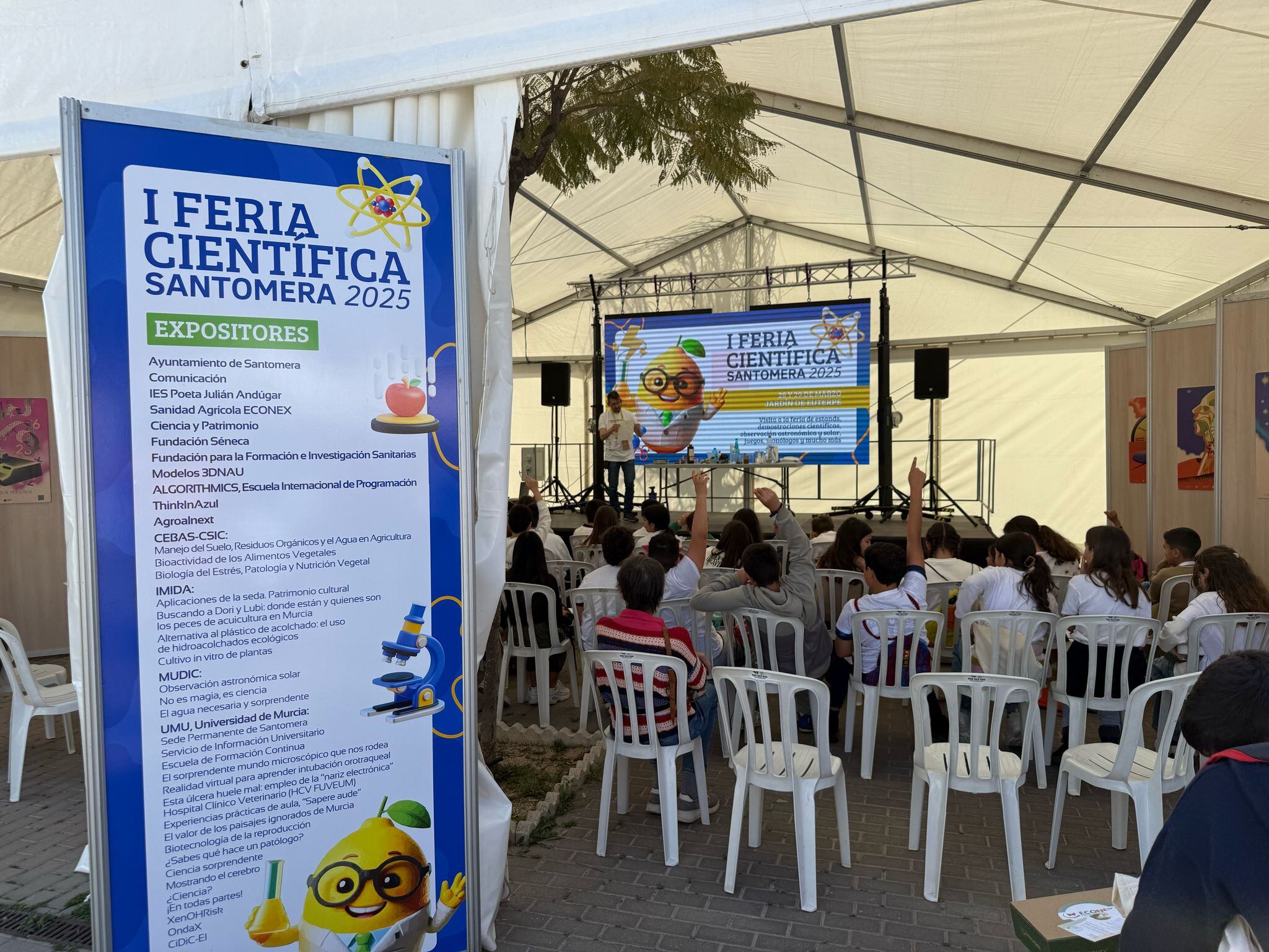 Participantes en una de las actividades con motivo de la I Feria de la Ciencia de Santomera.