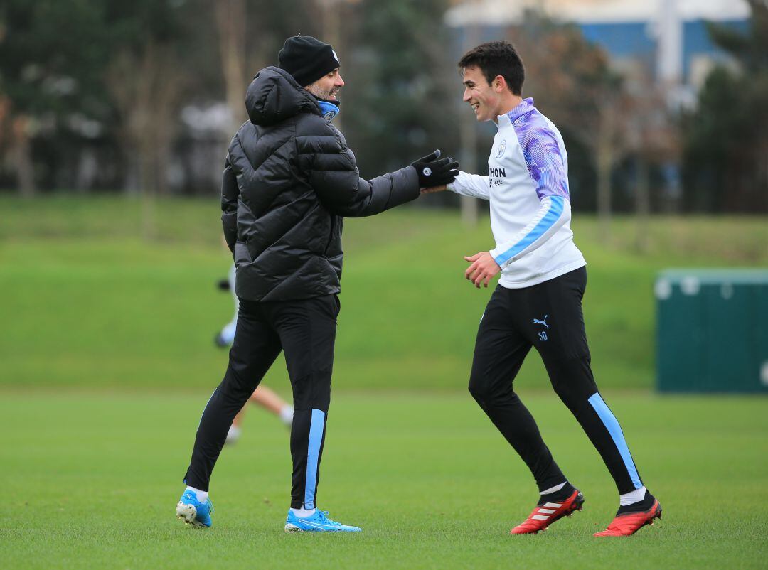 Pep Guardiola saluda a Eric García en un entrenamiento con el Manchester City