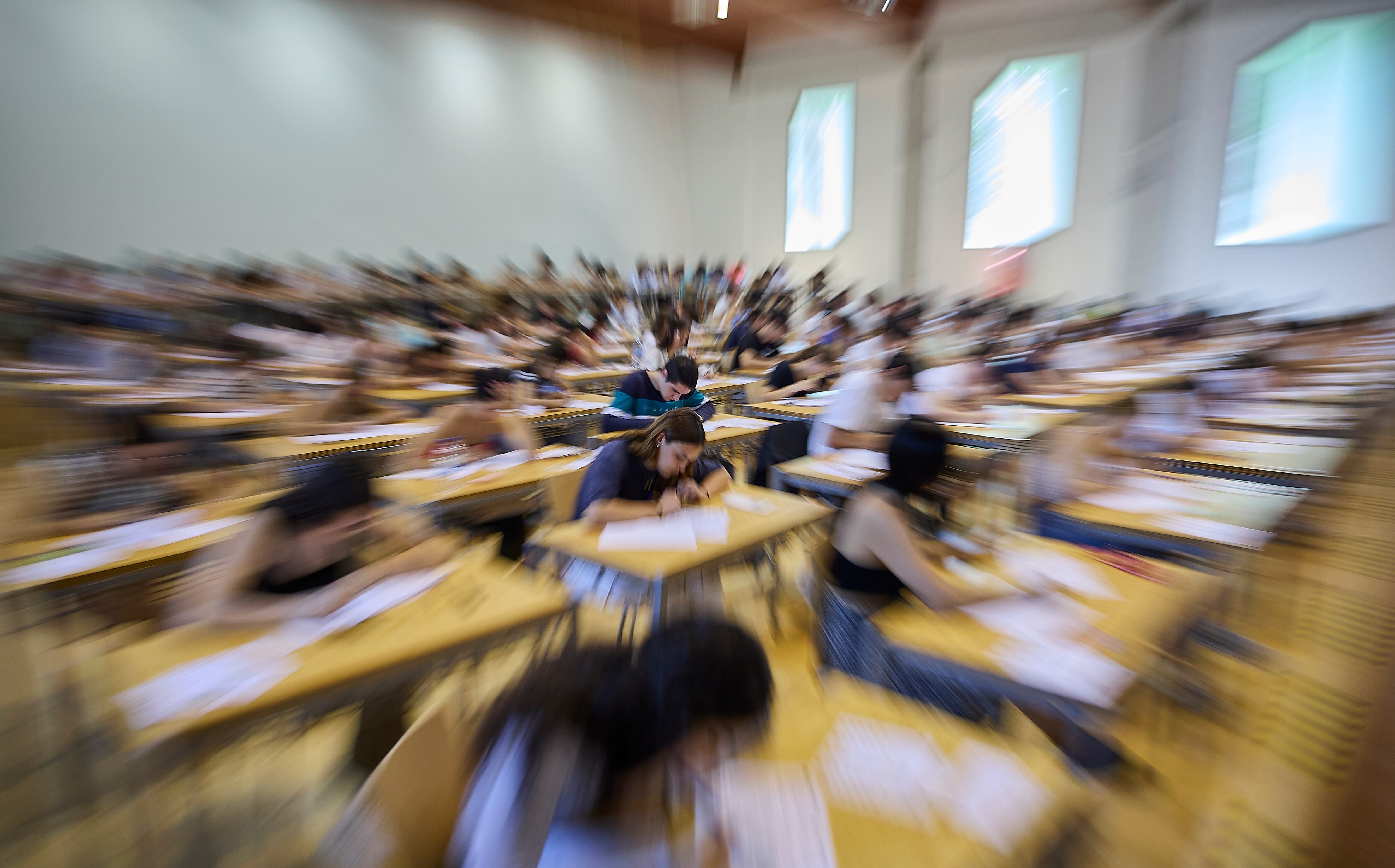 Estudiantes momentos antes de la prueba EVAU