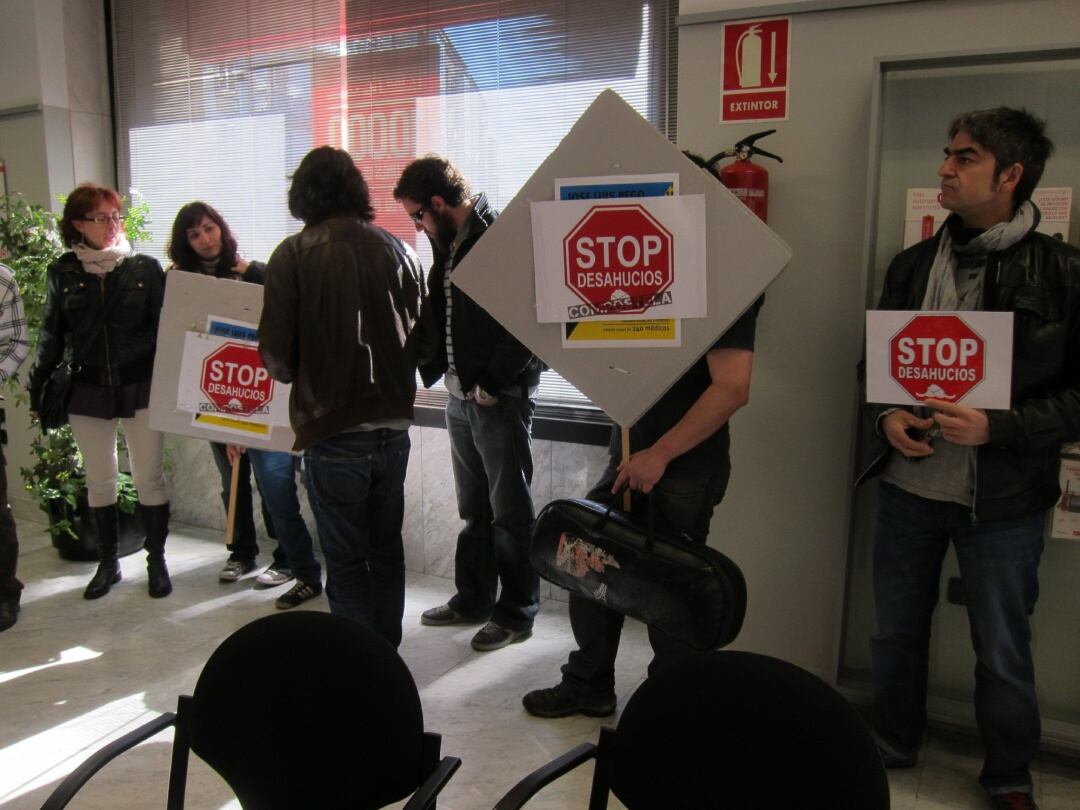 El colectivo Stop Desahucios Compostela, en una sucursal bancaria. Archivo.