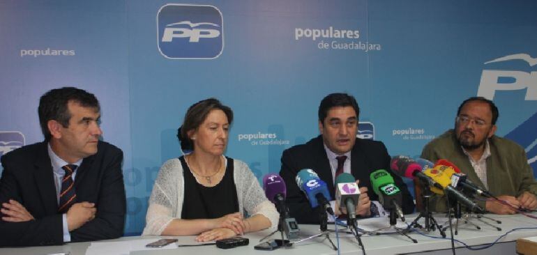 Ana Guarinos en una comparecencia ante la prensa junto con Antonio Román y José Ignacio Echániz