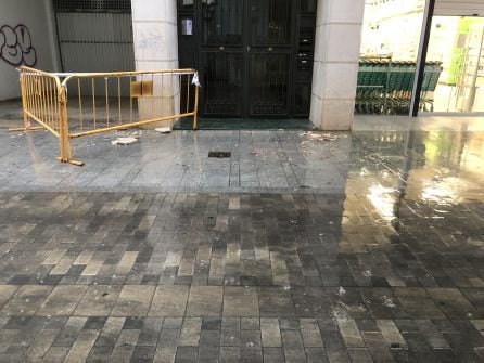 Cascotes caídos por la lluvia en Gandia