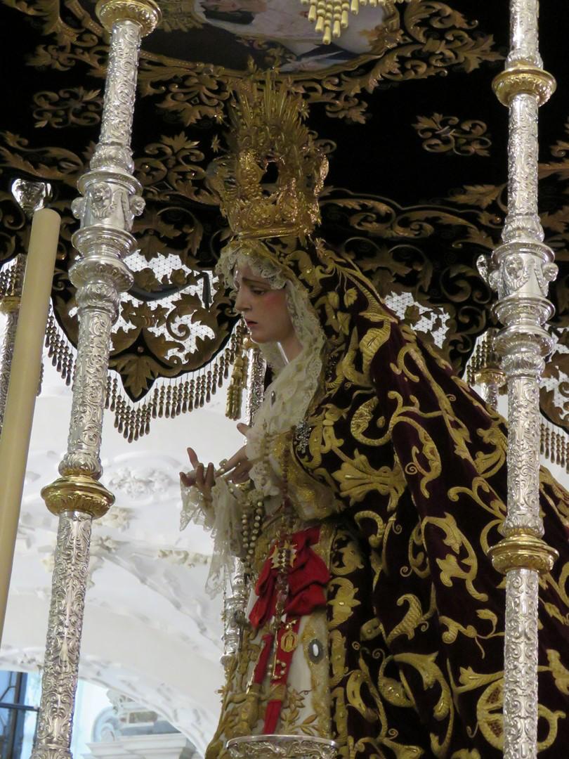 La Reina de Todos los Santos en una salida extraordinaria en la Magna mariana con el ajuar  y el palio cedido por otras hermandades.