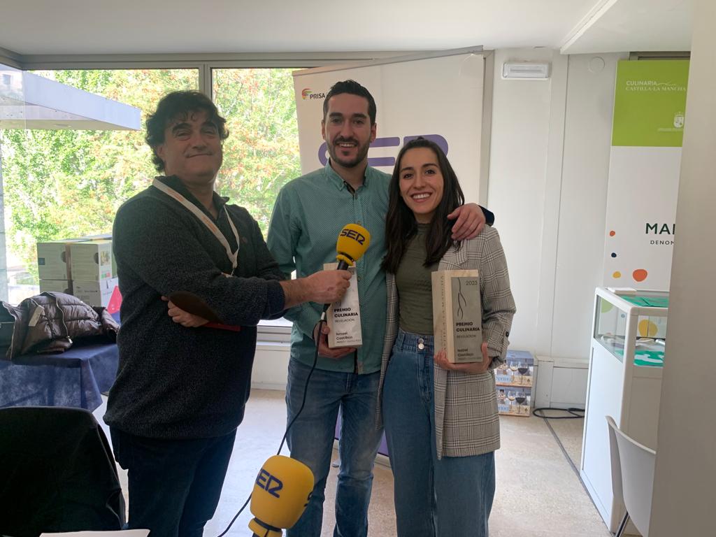 Paco Auñón, director de Hoy por Hoy Cuenca, con Ismael e Isabel Castillejo del mesón Sierra Alta de Vega del Codorno (Cuenca).