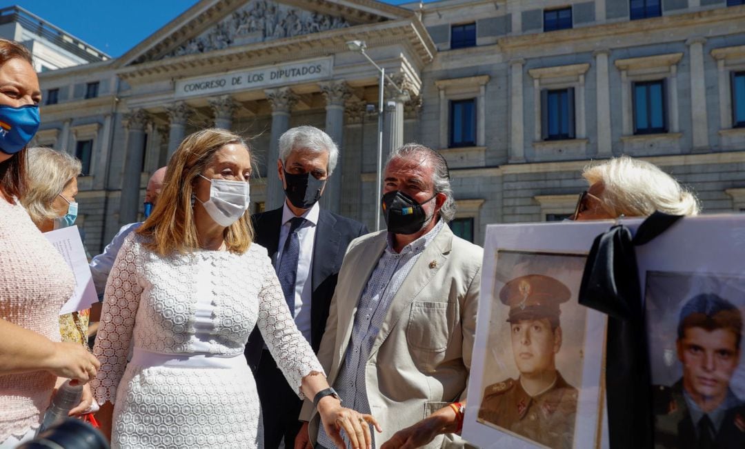 La vicesecretaria de Política Social del PP, Ana Pastor, se suma a la concentración de la Asociación de Víctimas del Terrorismo (AVT) y de otros colectivos convocada frente al Congreso de los Diputados.