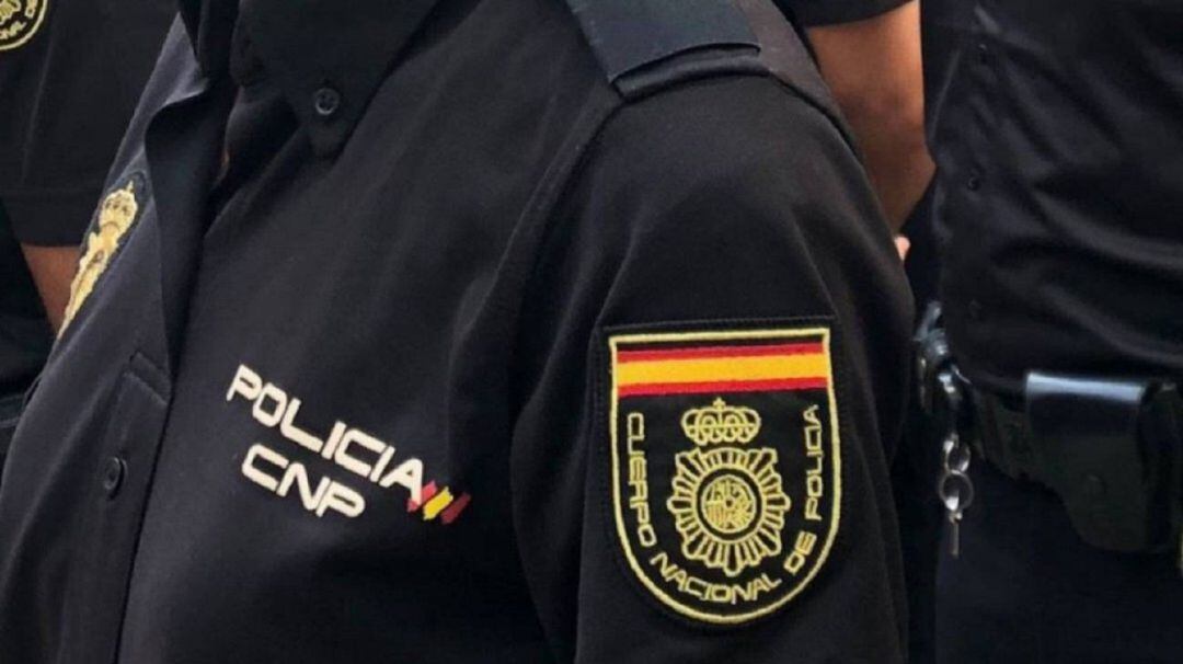 Un agente de policía.