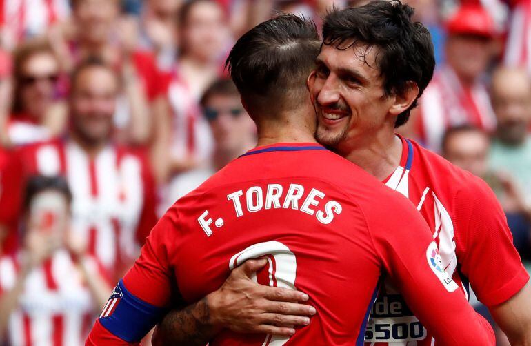 Savic abraza a Fernando Torres en su partido de adiós en el Vicente Calderón