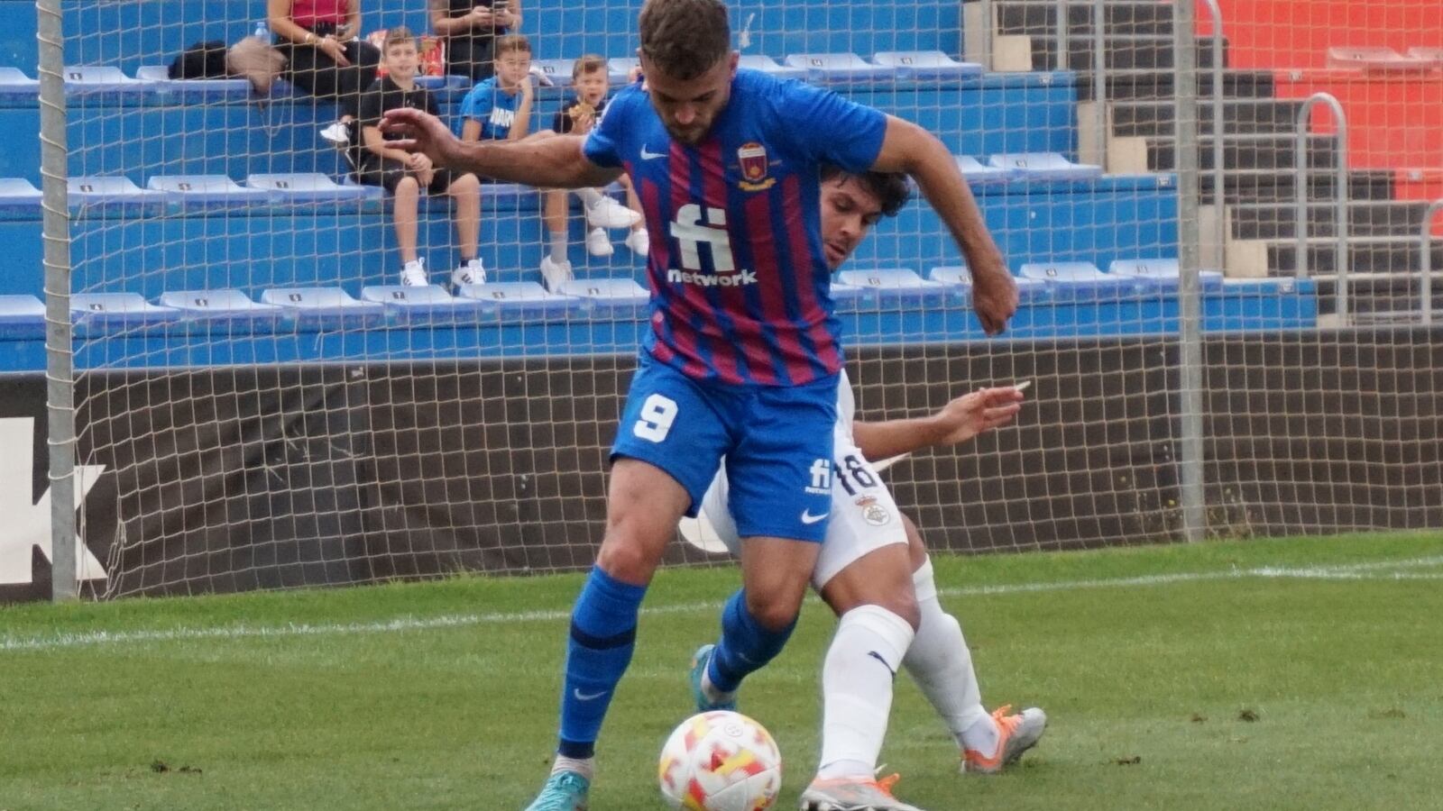 Mario Soberón controla el balón ante un rival