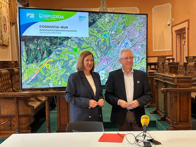 La alcaldesa de Irun, Cristina Laborda junto al Diputado de Sostenibilidad José Ignacio Asensio.