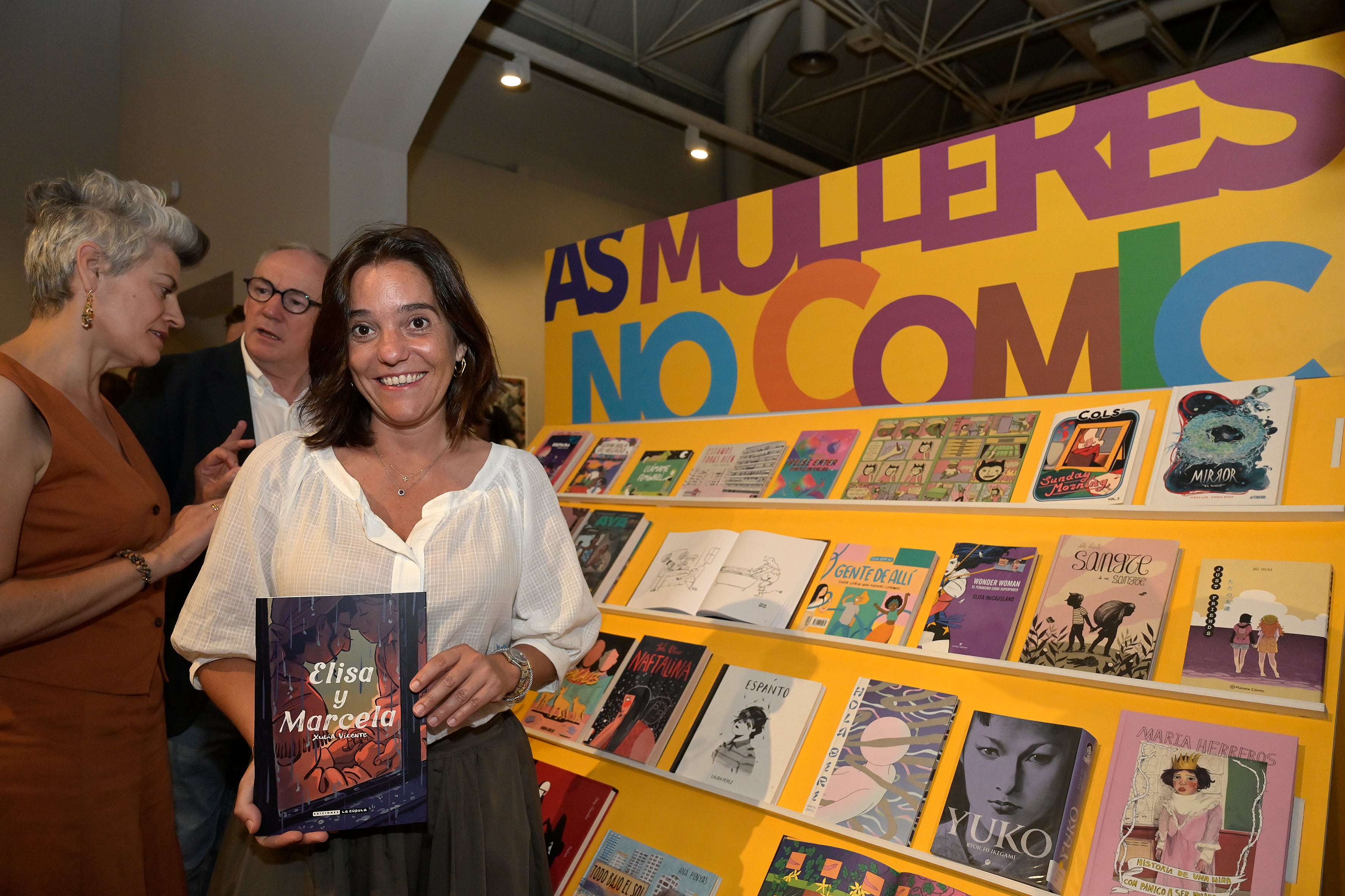 A CORUÑA, 07/08/2023.- La alcaldesa de A Coruña, Inés Rey, inaugura una nueva edición del festival de cómic &#039;Viñetas desde o Atlántico&#039;, acompañada de autores y autoras participantes en la muestra, este lunes en el Kiosco Alfonso en A Coruña. El festival de cómic &#039;Viñetas desde o Atlántico&#039; arranca en A Coruña con un nuevo rumbo, según ha señalado la ilustradora y dibujante Laura Pérez Vernetti, en el que habrá siete grandes exposiciones, visitas guiadas, un ciclo de cine, talleres, charlas y un homenaje a Francisco Ibáñez, creador del famoso cómic &#039;Mortadelo y Filemón&#039; y que falleció el pasado mes de julio. EFE/ Moncho Fuentes
