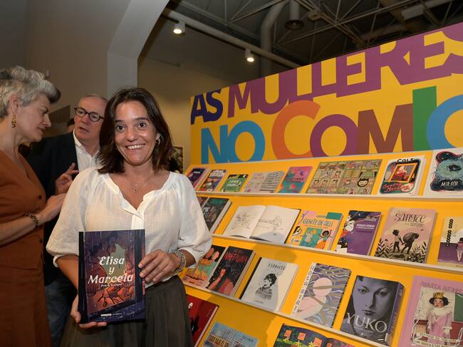 A CORUÑA, 07/08/2023.- La alcaldesa de A Coruña, Inés Rey, inaugura una nueva edición del festival de cómic 'Viñetas desde o Atlántico', acompañada de autores y autoras participantes en la muestra, este lunes en el Kiosco Alfonso en A Coruña. El festival de cómic 'Viñetas desde o Atlántico' arranca en A Coruña con un nuevo rumbo, según ha señalado la ilustradora y dibujante Laura Pérez Vernetti, en el que habrá siete grandes exposiciones, visitas guiadas, un ciclo de cine, talleres, charlas y un homenaje a Francisco Ibáñez, creador del famoso cómic 'Mortadelo y Filemón' y que falleció el pasado mes de julio. EFE/ Moncho Fuentes